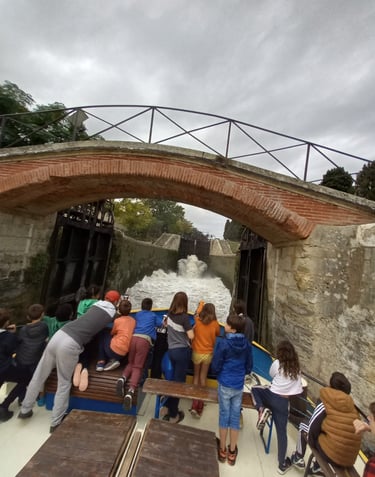 Enfants découvrant le fonctionnement des écluse sur le Canal d'une classe croisière