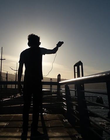 Marcelo Bressanin realiza gravações de áudio na residência do Festival Tsonami (Chile), em 2017.
