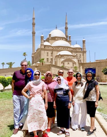 Vista panoramica da mesquita de mohamed ali , conhecida tambem com o nome de mesquita de alabastro com grupo de turistas