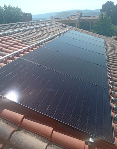 Installation des nouveaux panneaux solaires de 500 Wc sur une toiture rénovée en surimposition à Villeneuve (04)