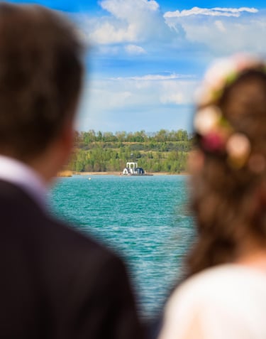 Brautpaar am See mit schwimmender Kirche Vineta
