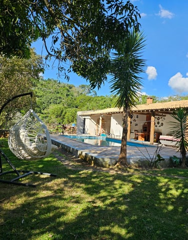 Foto da área externa da pousada santa júlia que fica em santa branca no km 53 da rota da luz de sp