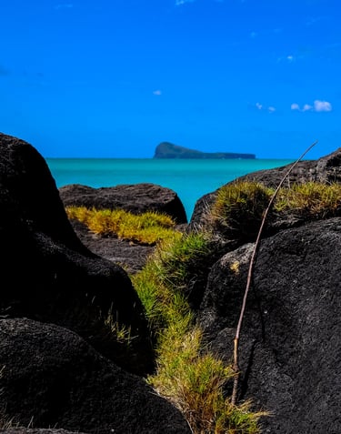 Vue sur la mer et Coin de Mire au nord de l'ile Maurice 