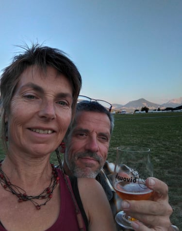 Nous, dans un moment de detente dans un des multiples petits restaurants des alentours