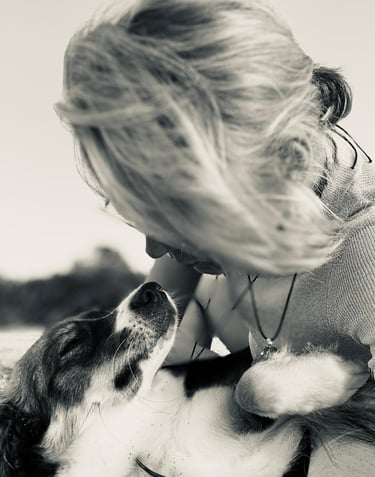 vrouw die een hond wil kussen