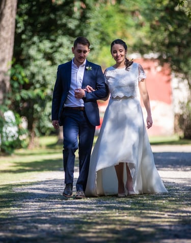 Novios caminanado