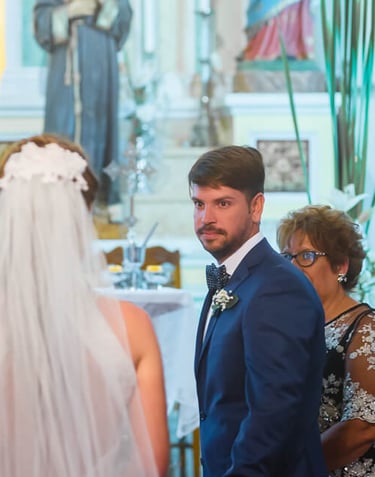 novio recibiendo a la novia en el altar