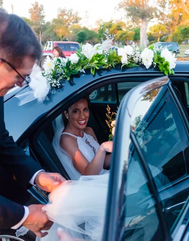 novia bajando del auto