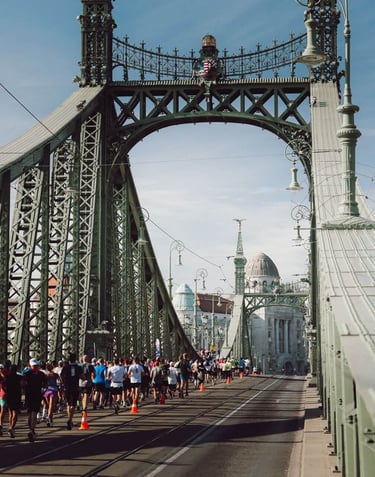 Maratończycy na Moście Wolności