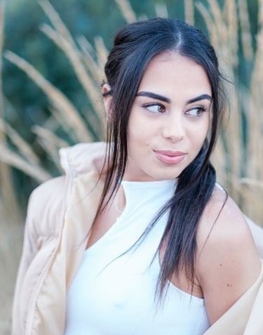 Portrait lifestyle d'un modèle femme