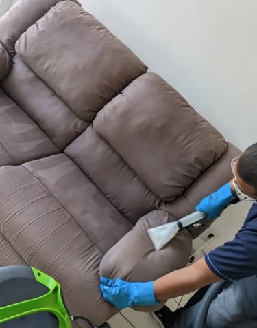 Higienização de sofá marrom em Campinas - técnico AJ Clean usando extratora, remoção de manchas e ácaros.