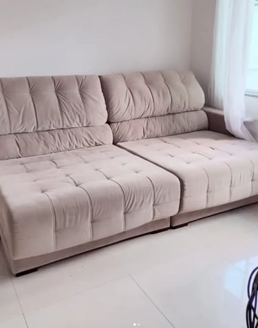 Limpeza de sofá em Campinas - estofado bege impecável após extração profunda, ambiente residencial.