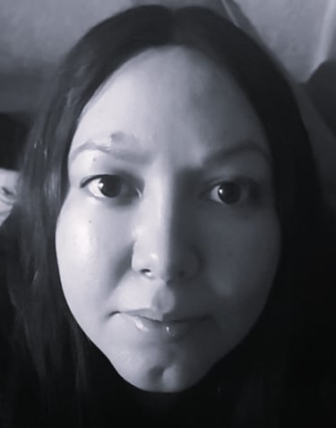 Portrait of Louise, a Transpersonal Integrative Therapist, offering a warm and welcoming presence.