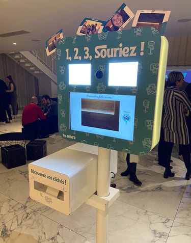Photobooth personnalisé. Souriez et Découvrez vos clichés, événement interne