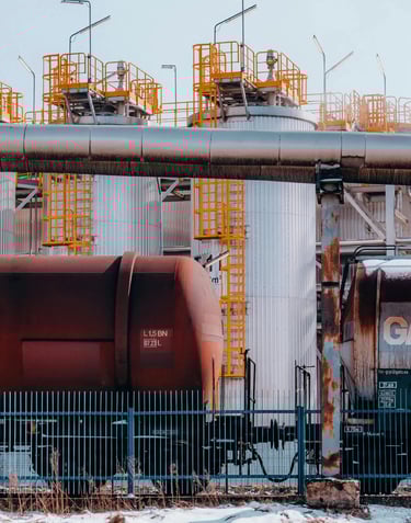 Tanques de carga industrial en una planta, representando el transporte de cargas especiales.