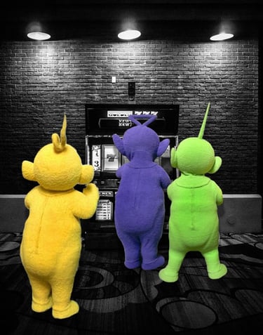 Máquina tragamonedas con 3 Teletubbies jugando y alentando
