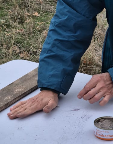 Taller del fuego. macizando el canuto de algodón y ceniza