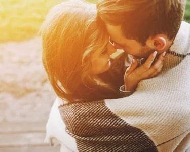 pareja hombre y mujer besandose 