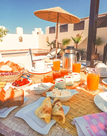 riad marrakech avec spa : Petit déjeuner au bord de la piscine sur la terrasse du toit
