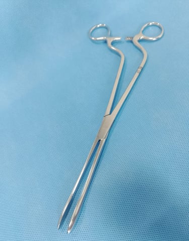Pinça Cherron cirúrgica sobre tecido azul estéril, usada na antissepsia e manipulação de materiais.