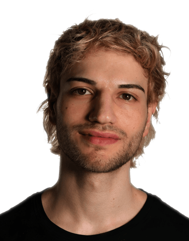 Hier ist ein Bild von Konstantin Michaelis. Blonde kurze Haare, 3-Tage Bart, Schwarzes Tshirt