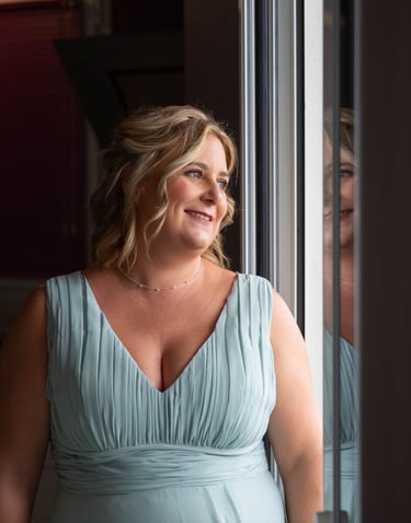 une femme coiffée et maquillée témoin de mariage