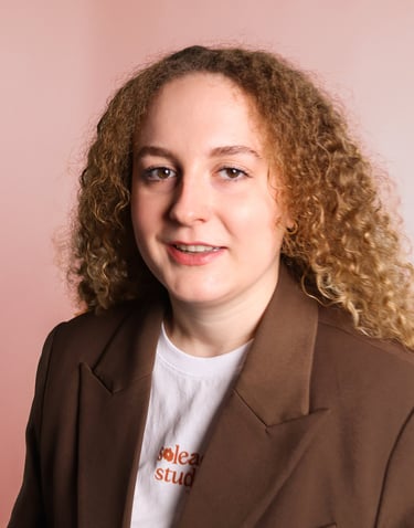 Portrait photo de Maud Gil-Rodriguez, fondatrice de Soleado studio. Studio de graphisme à Liège