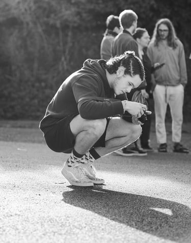un photographe accroupi