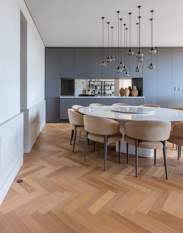 ambiente residencial sala de jantar piso em madeira natural tauari espinha de peixe