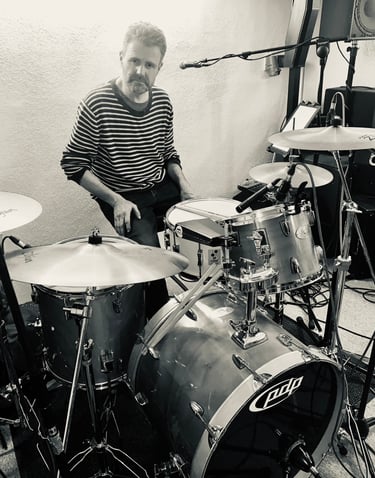 Der Drummer am Schlagzeug im Aufnahmestudio