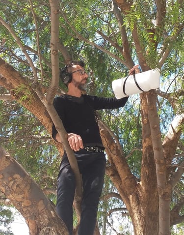 Marcelo Bressanin realiza gravações de áudio na residência do Festival Tsonami (Chile), em 2017.