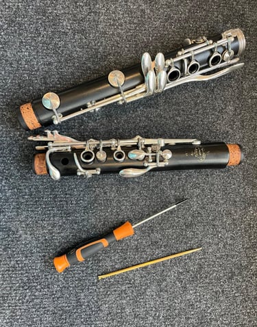 clarinette démontée avec outil à côté