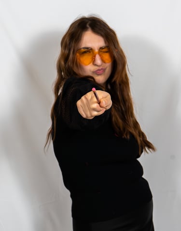 Clémence la community manager et graphiste avec un crayon de MaxThomasBois