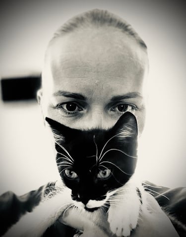 photo femme et chat en noir et blanc
