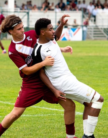 deux hommes jouant au football sur un terrain