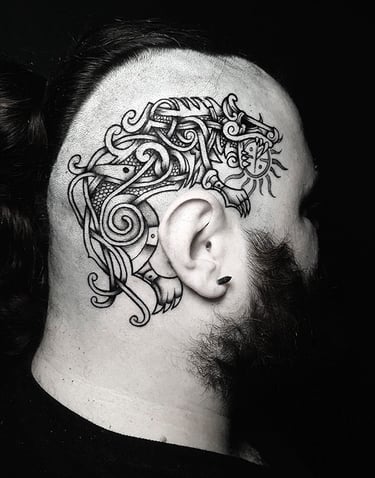 Tatouage du loup Skull sur le cran. Skull tattoo of Skull.