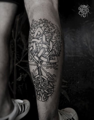 Tatouage mollet Yggdrasil, vegvisir et bouclier celtique