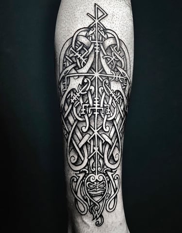 Tatouage d'une composition viking sur le mollet.