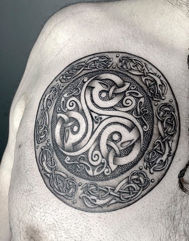 Tatouage celtique circulaire sur le pectoral.