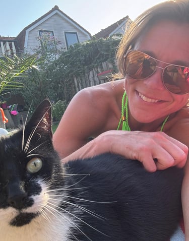 een vrouw met haar kat