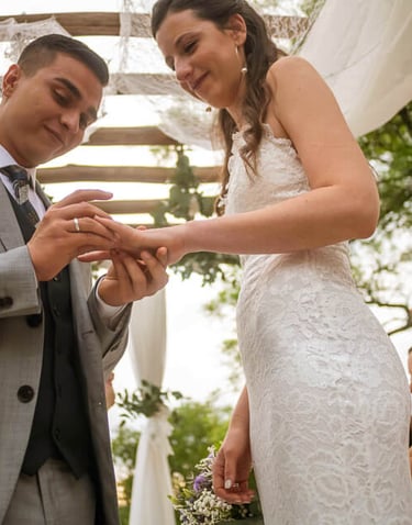 novio colocando el anillo a la novia