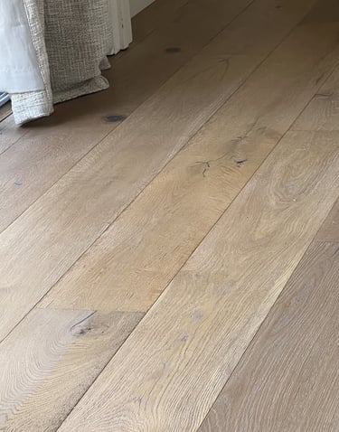 parquet chêne massif, pose droite, sol en bois, chambre élégante, parquet naturel