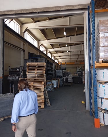 Visite d’usine en Turquie avec agent sourcing inspectant un entrepôt industriel et des stocks