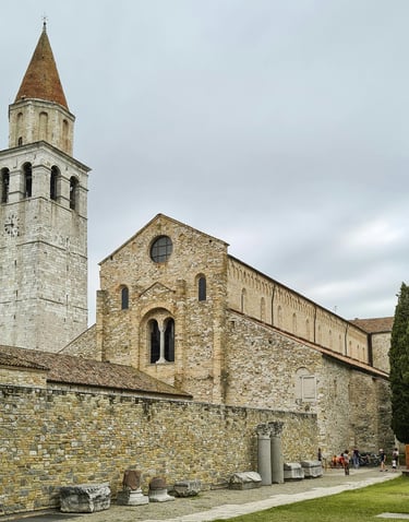 Basilica di Aquileia con campanile medievale