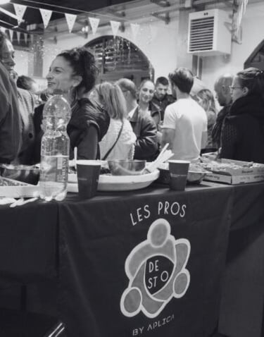 Photographie en noir et blanc d'un afterwork aux Halles de Saint Orens