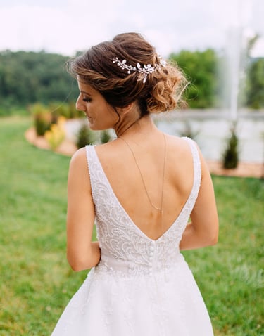 une demoiselle d'honneur en robe de mariée blanche