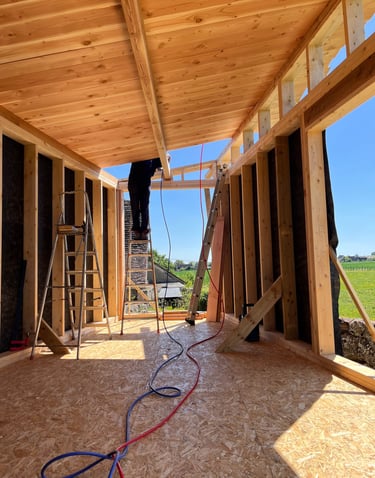 cabanes en bois en construction par Hojoki proche de Belleme dans le Perche