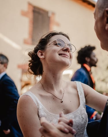 Mariée qui danse avec son papa