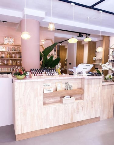 Magasin aménagé avec un comptoir et des mobiliers sur-mesure