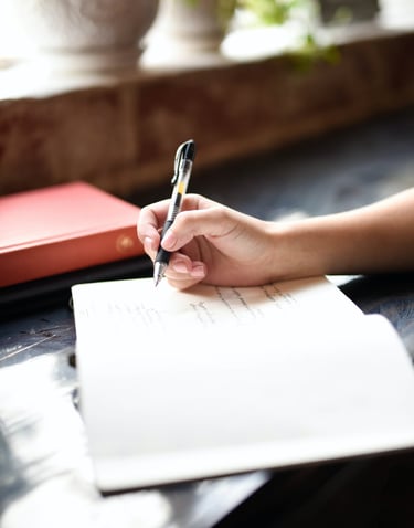 Conoce la esencia de nuestro proyecto: diarios de gratitud, cursos y herramientas para acompañarte en un camino de transforma